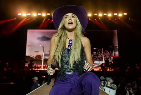 lainey wilson leaked pics|Video: Country Music Stars Pants Split Open During Show